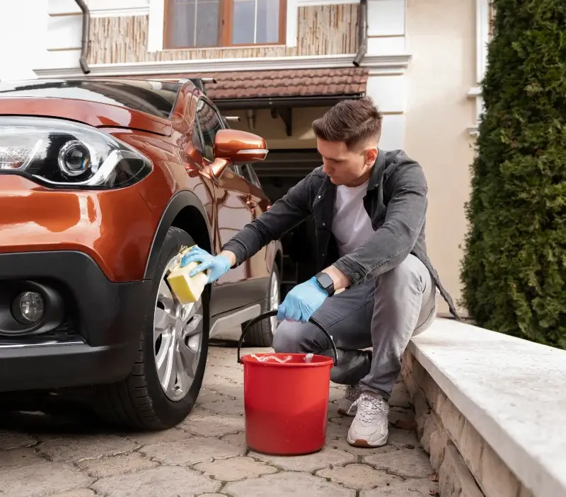 Lavage auto à domicile Monthois : professionnel intervenant sur un véhicule